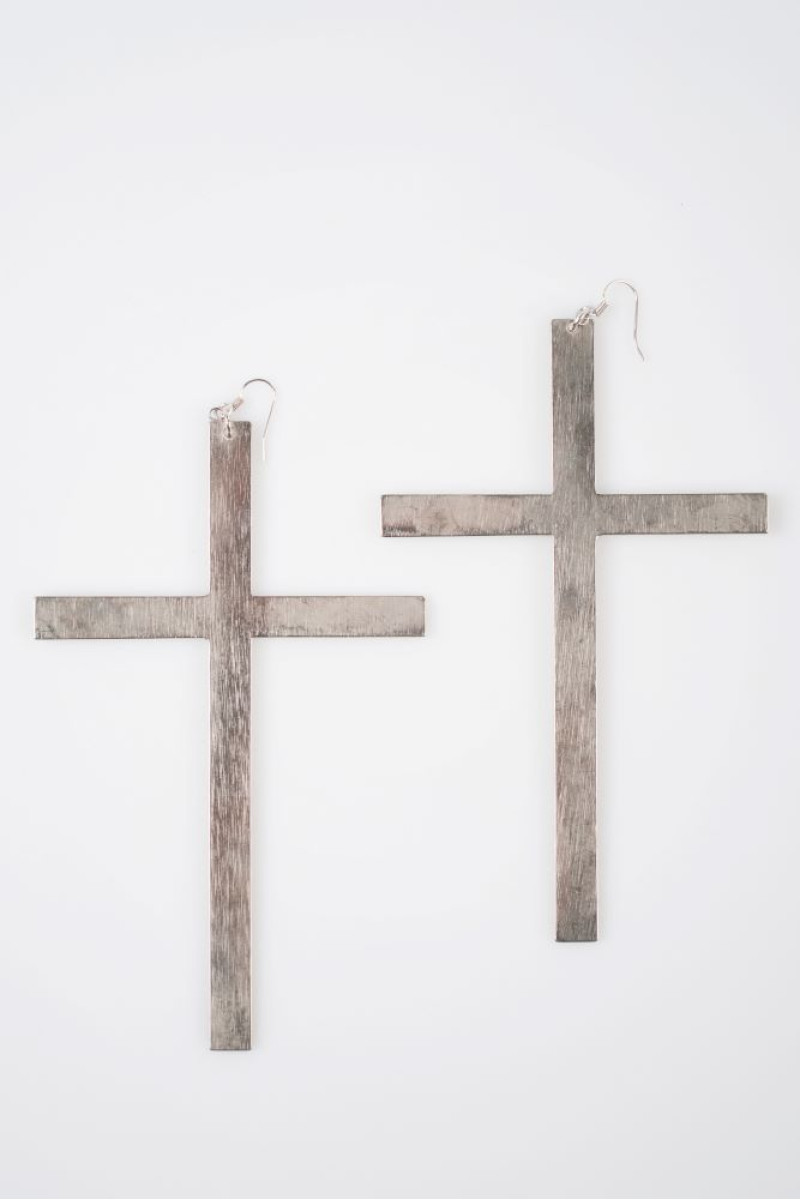 Σκουλαρίκια με μεταλλικούς σταυρούς μεγάλου μεγέθους