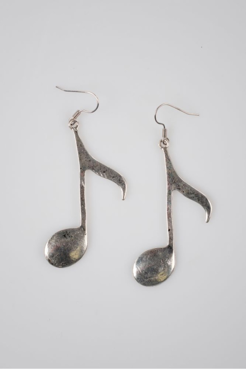 Μεταλλικά σκουλαρίκια σε σχήμα μουσικής νότας