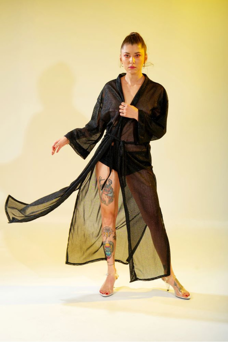 Μάξι κιμονό με ζώνη από μαύρο ελαστικό τούλι