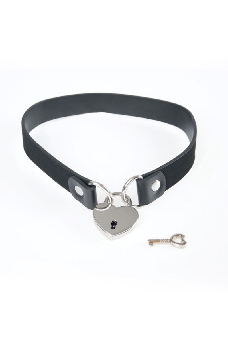 Μαύρο περιλαίμιο από δερματίνη με μεταλλικό λουκέτο σε σχήμα καρδιάς Μαύρο περιλαίμιο από δερματίνη με μεταλλικό λουκέτο σε σχήμα καρδιάς