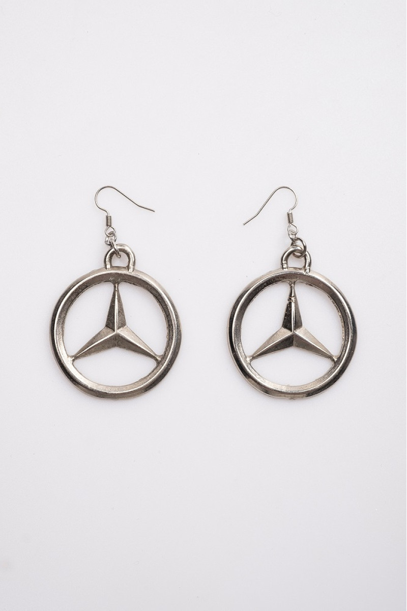 Μεταλλικά σκουλαρίκια με ανάγλυφες λεπτομέρειες