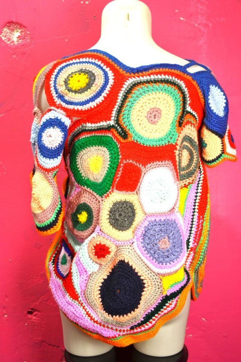 Χειροποίητο τοπ με διακοσμητικά μοτίφ