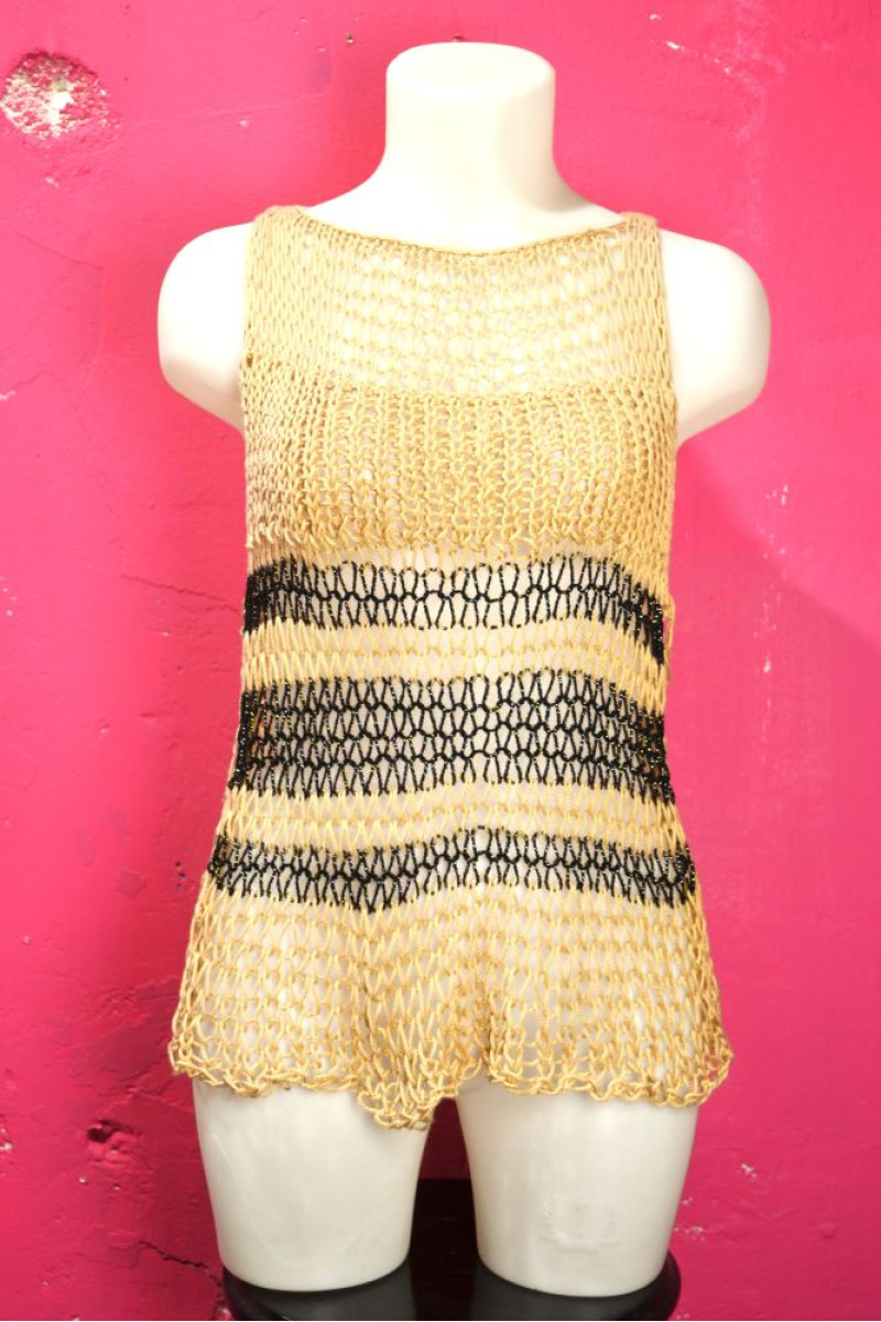 Χειροποίητο αμάνικο τοπ με σκισίματα