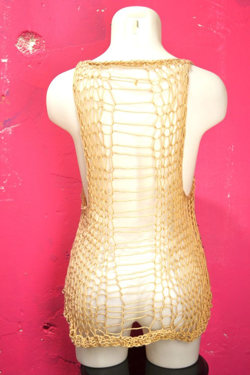 Χειροποίητο αμάνικο τοπ με σκισίματα